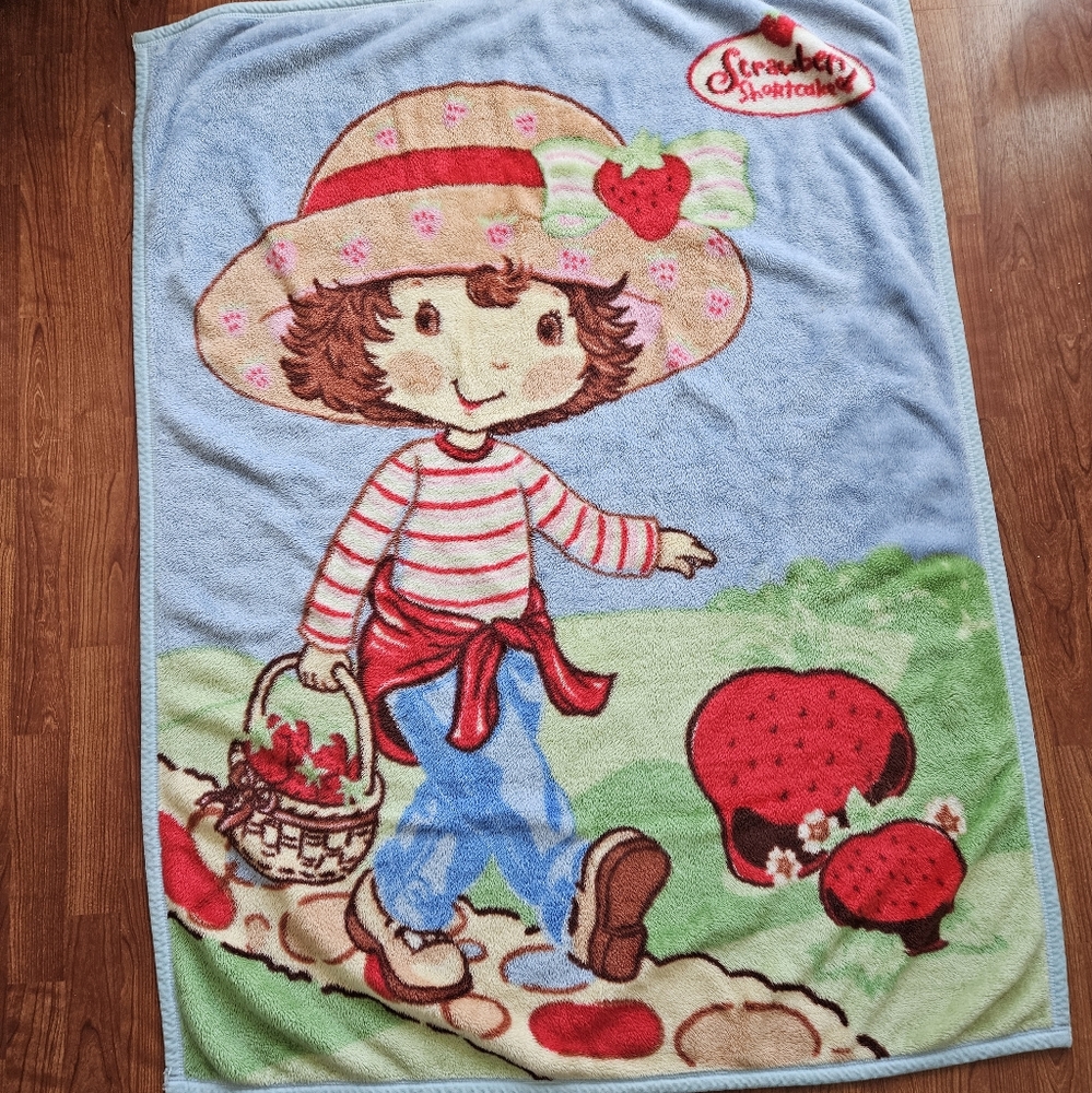 Vintage 2003 STRAWBERRY SHORTCAKE Blanket Throw Approx. 58" x 76"